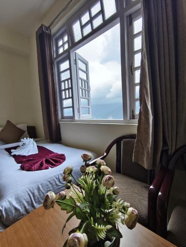 a bedroom with a bed and a table with a plant at Parasol Norling Hotel & Spa in Jāmb