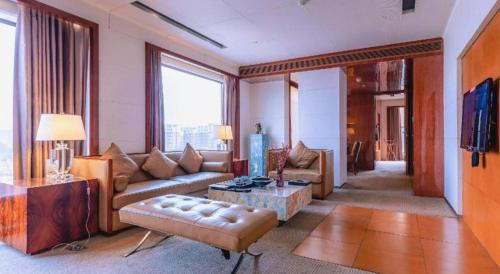 a living room with a couch and a table at Hotel Leader Changsha in Changsha
