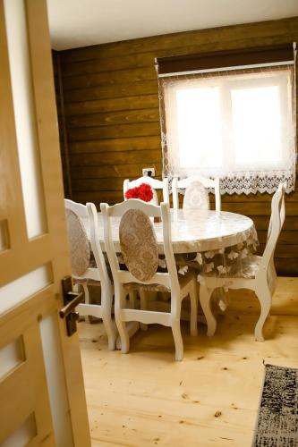 a room with a table and chairs and a window at Садиба Смугар in Rostoki