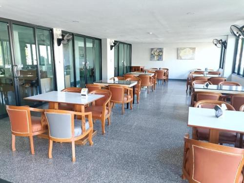 a dining room with tables and chairs at New Siya in Maha Sarakham