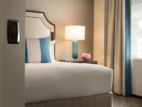 Postel nebo postele na pokoji v ubytování Fairmont Olympic Hotel