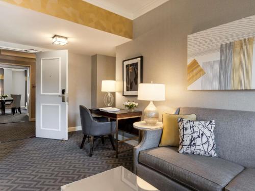 Posezení v ubytování Fairmont Olympic Hotel