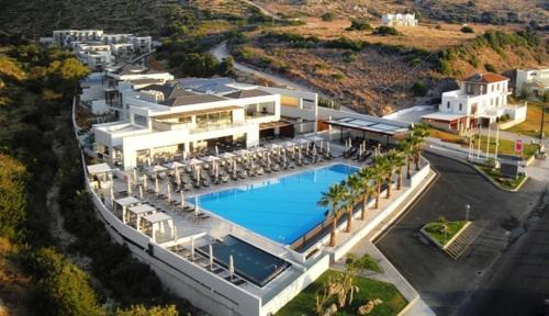 een luchtzicht op een groot huis met een zwembad bij Tesoro Blu Hotel & Spa Adults Only in Skála Kefalonias