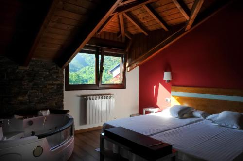 A bed or beds in a room at Hotel Rural Pescadores