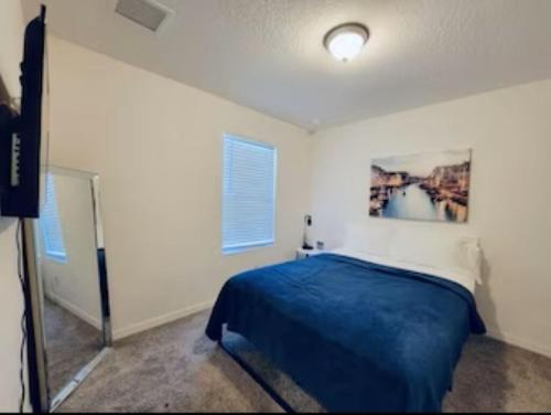 a bedroom with a bed and a painting on the wall at Primrose Villa in Davenport