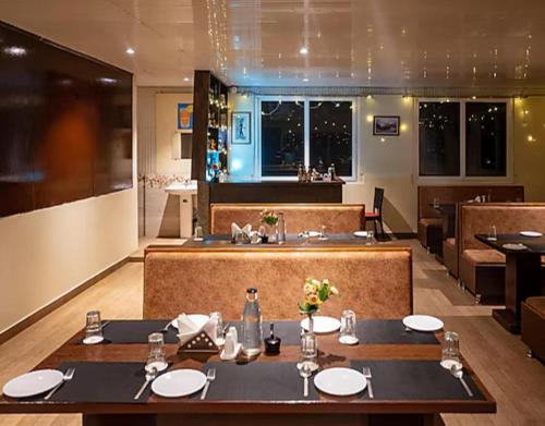a dining room with a table in a restaurant at Parasol Norling Hotel & Spa in Jāmb