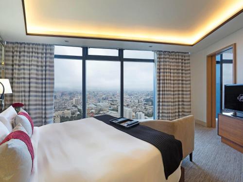Телевизор и/или развлекательный центр в Fairmont Baku, Flame Towers