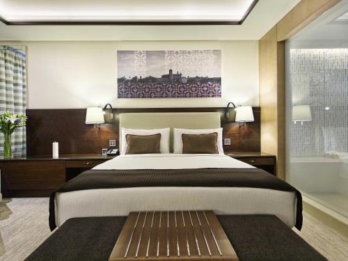 Кровать или кровати в номере Fairmont Baku, Flame Towers