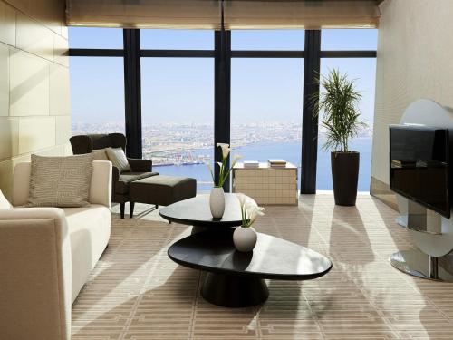 Телевизор и/или развлекательный центр в Fairmont Baku, Flame Towers