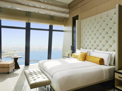 Кровать или кровати в номере Fairmont Baku, Flame Towers