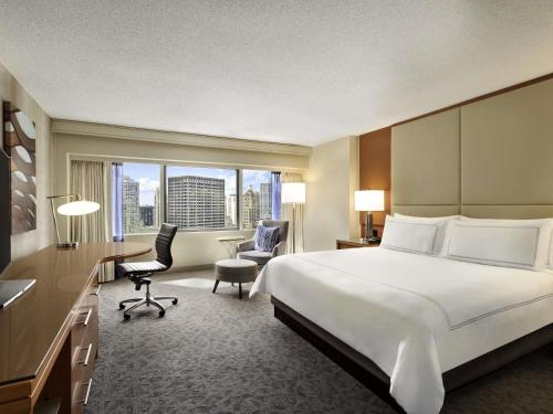 Un ou plusieurs lits dans un hébergement de l'établissement Swissotel Chicago
