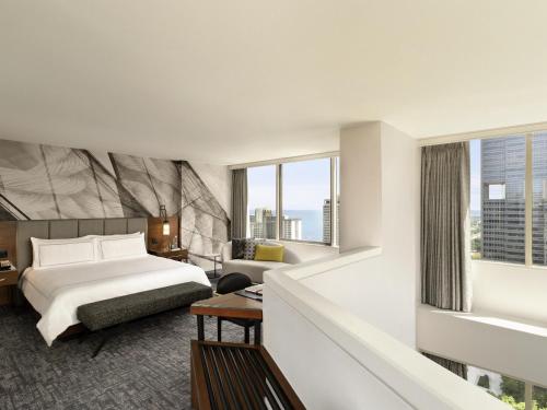 Un ou plusieurs lits dans un hébergement de l'établissement Swissotel Chicago