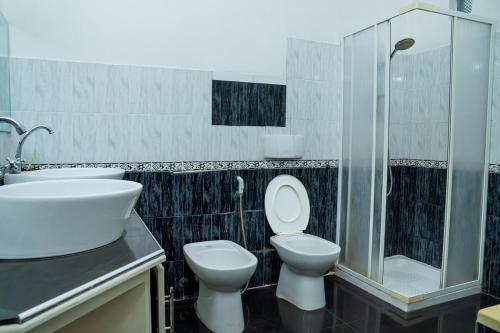 Bilik mandi di SkyPort Villa Negombo