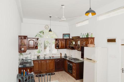 Dapur atau dapur kecil di SkyPort Villa Negombo