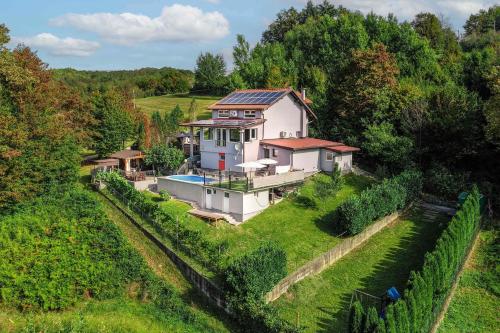 Riverside House with Pool and Hot Tub - Happy Rentals