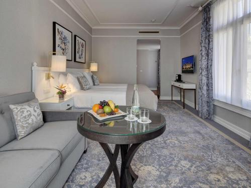 Μια τηλεόραση ή/και κέντρο ψυχαγωγίας στο Fairmont Le Montreux Palace