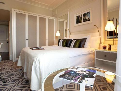 Ένα ή περισσότερα κρεβάτια σε δωμάτιο στο Fairmont Le Montreux Palace
