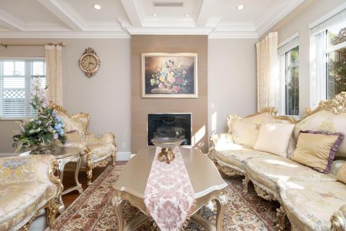 Imagen de la galería de Upscale Villa in quiet street with grand family living space and luxury bedrooms, en Vancouver