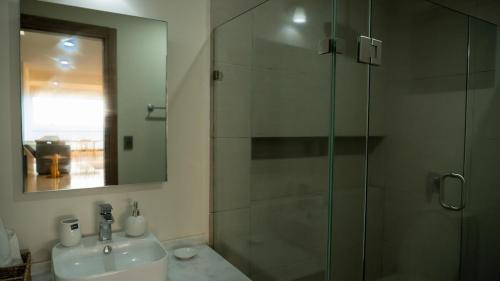 Koupelna v ubytování Sunlit & Sea View