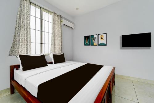 TV a/nebo společenská místnost v ubytování Super Hotel O Pukkattupady Aluva East