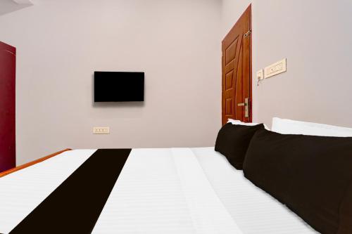 Postel nebo postele na pokoji v ubytování Super Hotel O Pukkattupady Aluva East