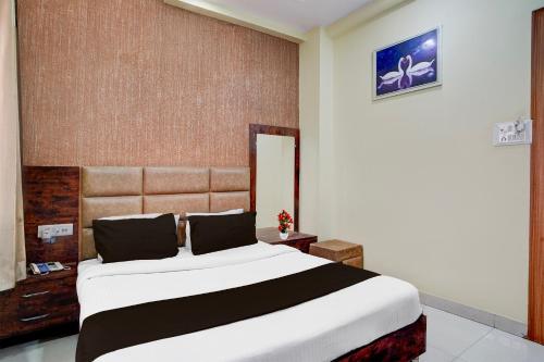 Postel nebo postele na pokoji v ubytování Super Collection O ISBT Jabalpur Formerly Hotel Koshalya Mohan