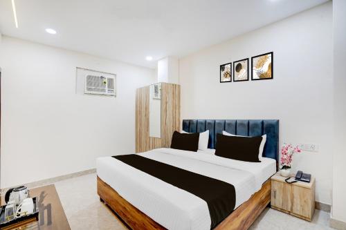 a bedroom with a large bed in a room at Super Collection O Karkardooma Court Metro Station Formerly Hotel Lotus in New Delhi