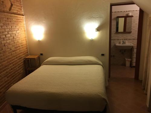 a small bedroom with a bed and a sink at Guest House Dimora Fiorita in Serracapriola