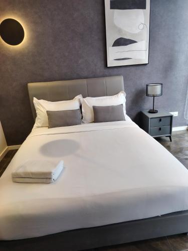 Ένα ή περισσότερα κρεβάτια σε δωμάτιο στο Scarletz Suites KLCC by IH