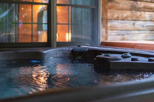 Φωτογραφία από το άλμπουμ του Log Cabin with Hot Tub, Game Room-10 min to NRG σε Hico