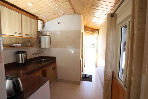 Kuchyň nebo kuchyňský kout v ubytování Jishas Homestay Near Mall Road