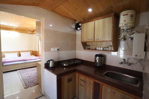 Kuchyň nebo kuchyňský kout v ubytování Jishas Homestay Near Mall Road