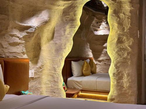 胡志明市Cupid Hotel 3的石洞卧室