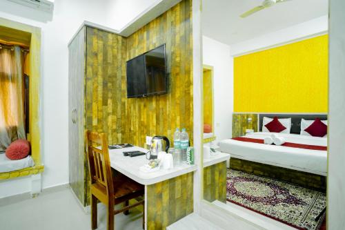 Hotel Marina Mahal with Swimming Poolにあるベッド