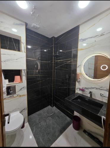 a bathroom with a sink and a toilet and a mirror at Appartement luxe 3 in Khenifra