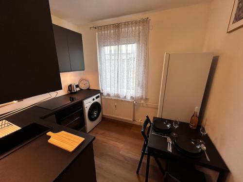 a small kitchen with a stove and a refrigerator at Ruhige, klimatisierte Wohnung nahe Zentrum & Bahnhof in Sankt Pölten