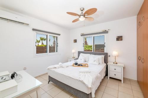 Postel nebo postele na pokoji v ubytování Sunrise Ayia Thekla Bungalow