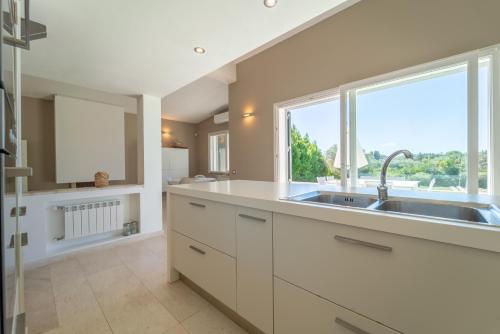 una cucina con un lavandino e una finestra di Villa Rucchetta a Casa Linari