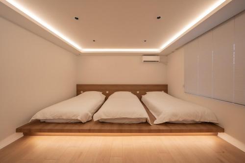 Postel nebo postele na pokoji v ubytování OSOROKSTAYgwangan