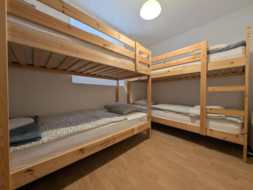Ένα ή περισσότερα κρεβάτια σε δωμάτιο στο Garden Level Condo With Shady Entrance