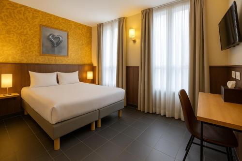 パリにあるWalled off Hotel Parisのベッドと机があるホテルの部屋
