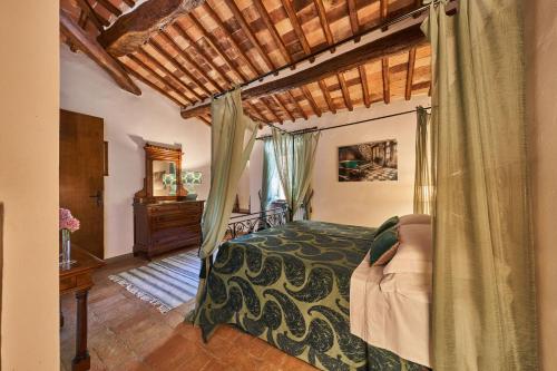 a bedroom with a bed and a couch in a room at Villa Isaia 31 in Monteriggioni