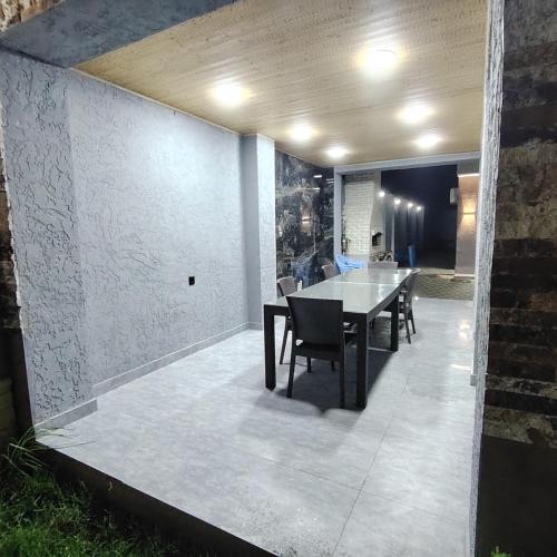 Warm pool Suvalan tesisinde veranda veya açık alan