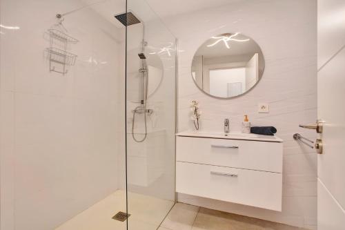 une salle de bain blanche avec un lavabo et une douche dans l'établissement CASA MARINA, à Costa Teguise