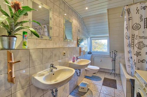 Un baño con dos lavabos y un inodoro. en Kunstloft, en Marienberg