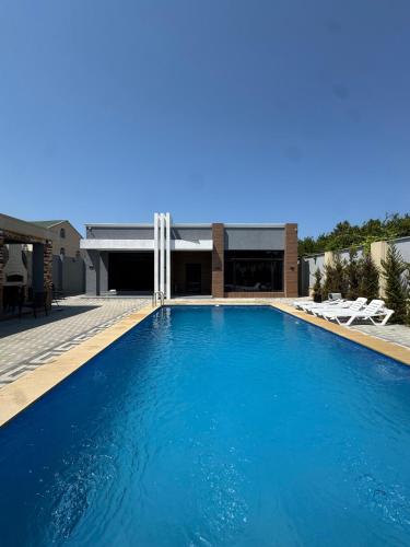 Piscina a Warm pool Suvalan o a prop