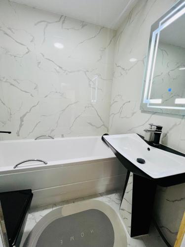 Ένα μπάνιο στο Spacious and Cozy 3BR Apartment, UB Downtown