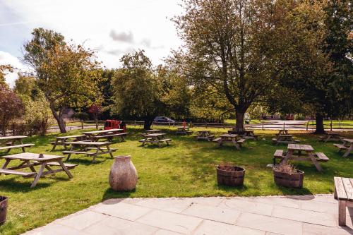 a group of picnic tables in a park at The Cherry Tree Inn in Nuffield