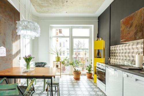 a kitchen with a table and a dining room at Urlaubsloft AUGUST'S Schatzkiste in Marienberg