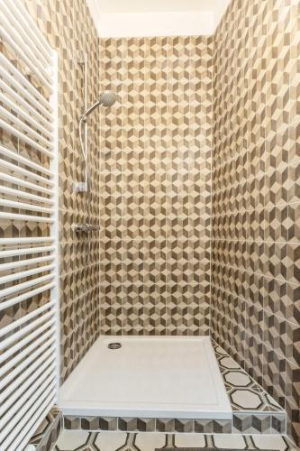 a bathroom with a shower with tiled walls at Urlaubsloft AUGUST'S Schatzkiste in Marienberg